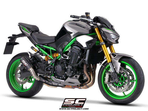 Kawasaki Z900 with SC-Project CR-T M2 Ti -Carbon carbon / titanium fibre  exhaust, with stoneguard grid, 3/4 front view