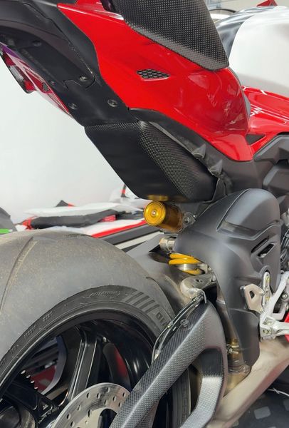 carbon fiber lower tankcover Ducati Panigale Streetfighter V4 image 4