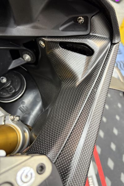innner side covers carbonfiber Ducati Panigale V4 2025- image 9