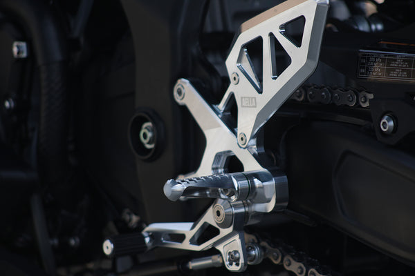AELLA Adjustable Rearset Kit (ZX-25R/4R): White/Black AE-10096