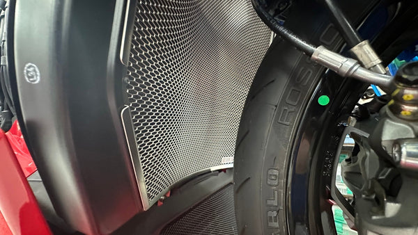 AELLA Radiator Guard (Ducati DIAVEL V4):Black AE-56051-BK