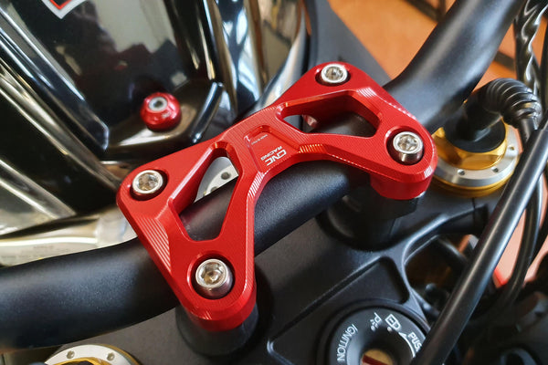 CNC RACING | Handlebar top clamp Aprilia Tuono - Moto Guzzi v85 TT