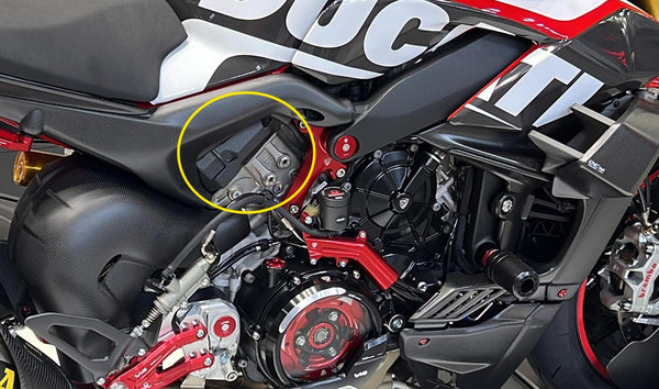 CNC RACING | Rear right cylinder head cover Ducati Panigale V4 - Streetfighter V4 - Carbon