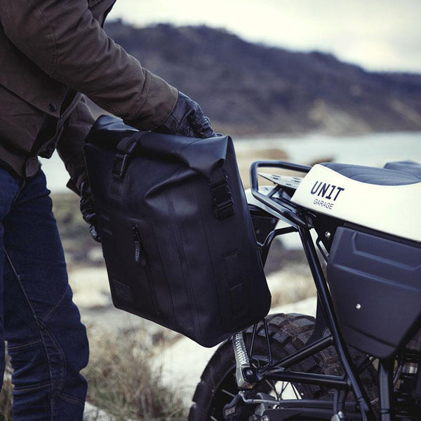 Unit Garage UG001+2101DX Khali side pannier in TPU + Right Subframe R 1200 R LC