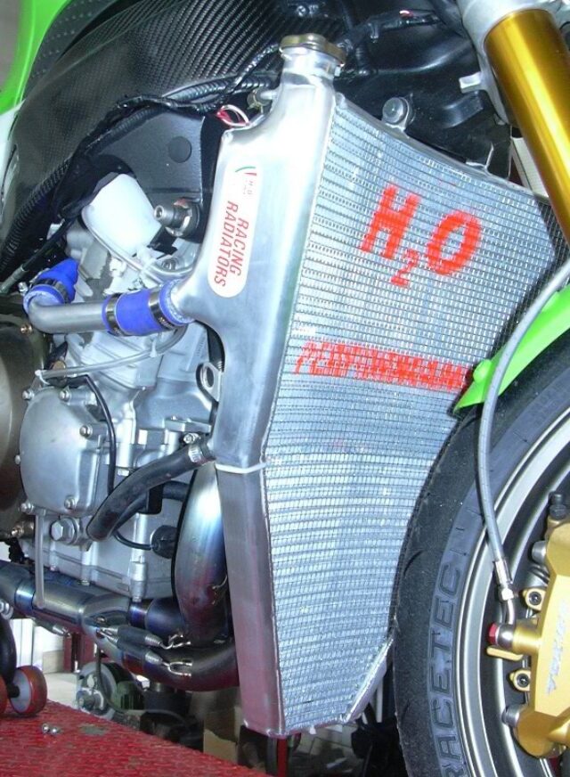 H2O Performance Oversize Radiator kit For Kawasaki ZX-6R NINJA (2005-06) – illustrative image