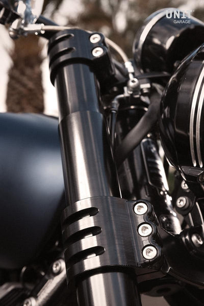 Unit Garage 3412_BL Öhlins fork kit BMW R18 + Unit garage triple clamp with radial fork feet 