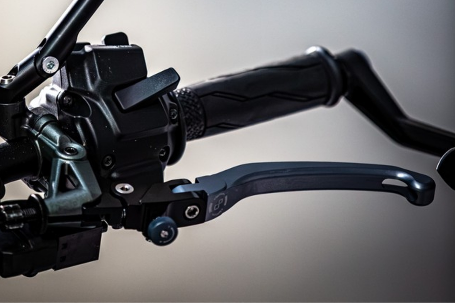 LighTech KLEV144JGRI grey J-type lever kit - installed clutch-lever detail on Yamaha MT-09; other motorcycle components excluded.