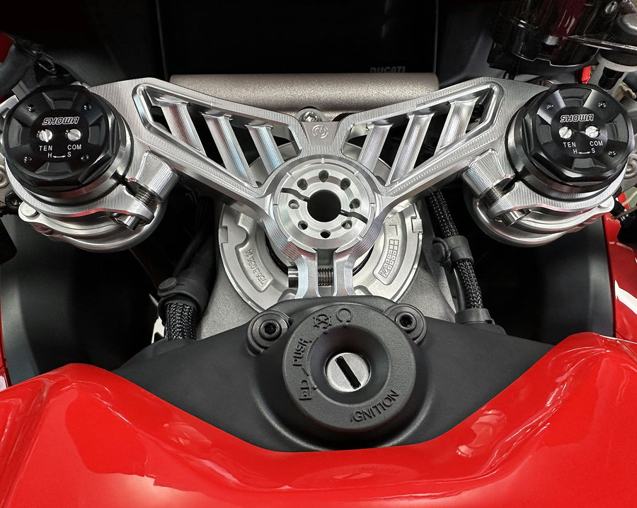 MOTOCORSE Billet Aluminium steering top triple yoke Ducati Panigale V4 2025 OEM 53mm. front forks Colore - Argento 1