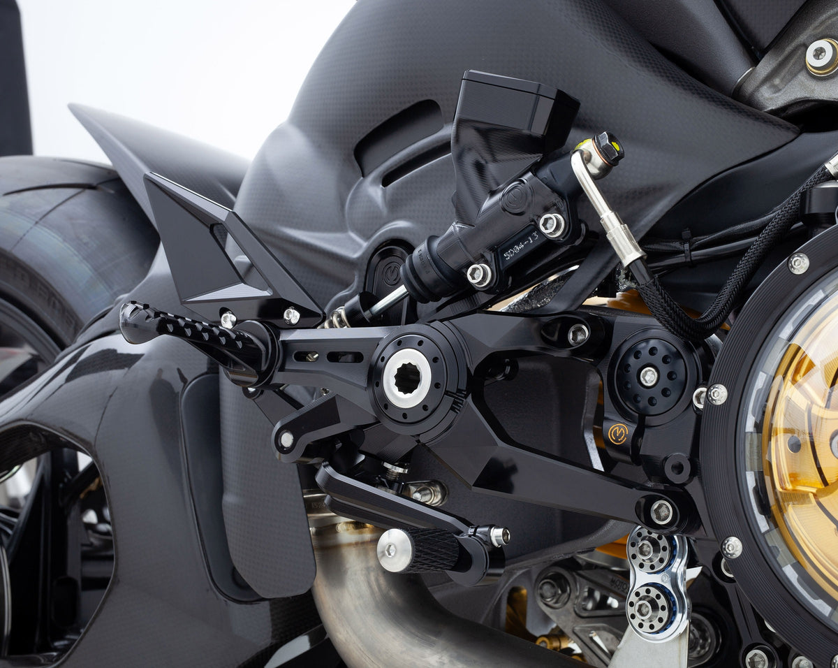 Adjustable "PREMIUM" rider footrest kit with Brembo brake pump and integrated reservoir - Panigale V4 2025/Streetfighter V4 2025 1