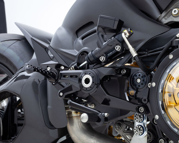 Adjustable "PREMIUM" rider footrest kit with Brembo brake pump and integrated reservoir - Panigale V4 2025/Streetfighter V4 2025 1