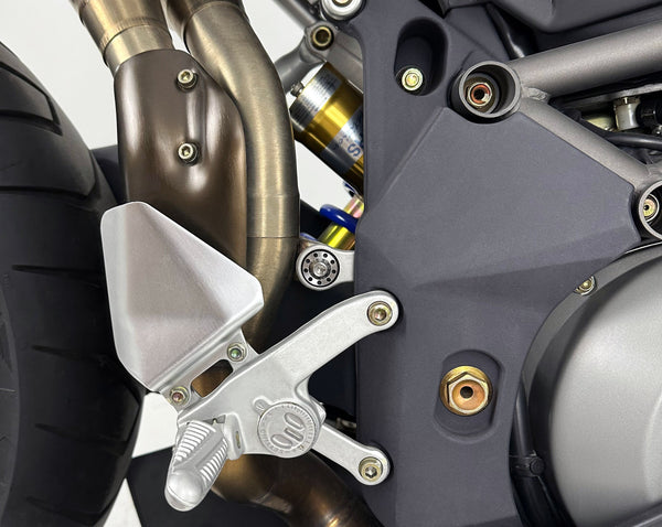 Central exhaust manifold / decatalyst fitting Titanium screw kit - MV Agusta F4 6