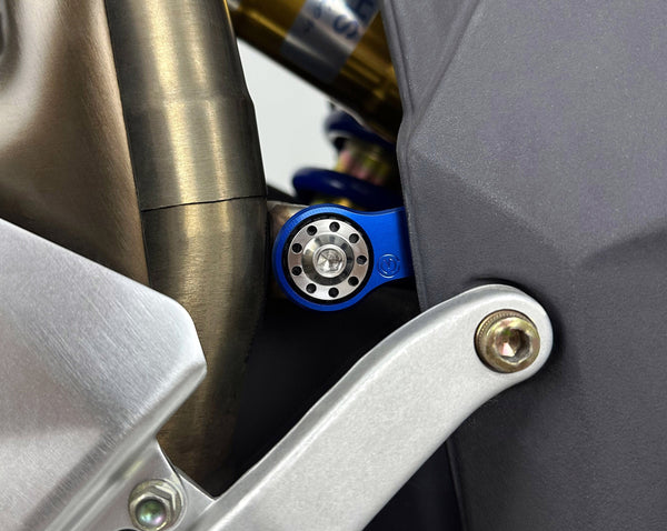 Central exhaust manifold / decatalyst fitting Titanium screw kit - MV Agusta F4 9