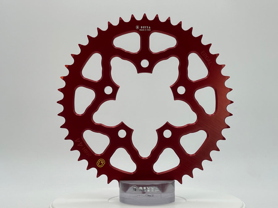 Sitta 202Y 44-tooth red-anodized series illustration. Supplied pitch, tooth count and finish follow the selected variant.