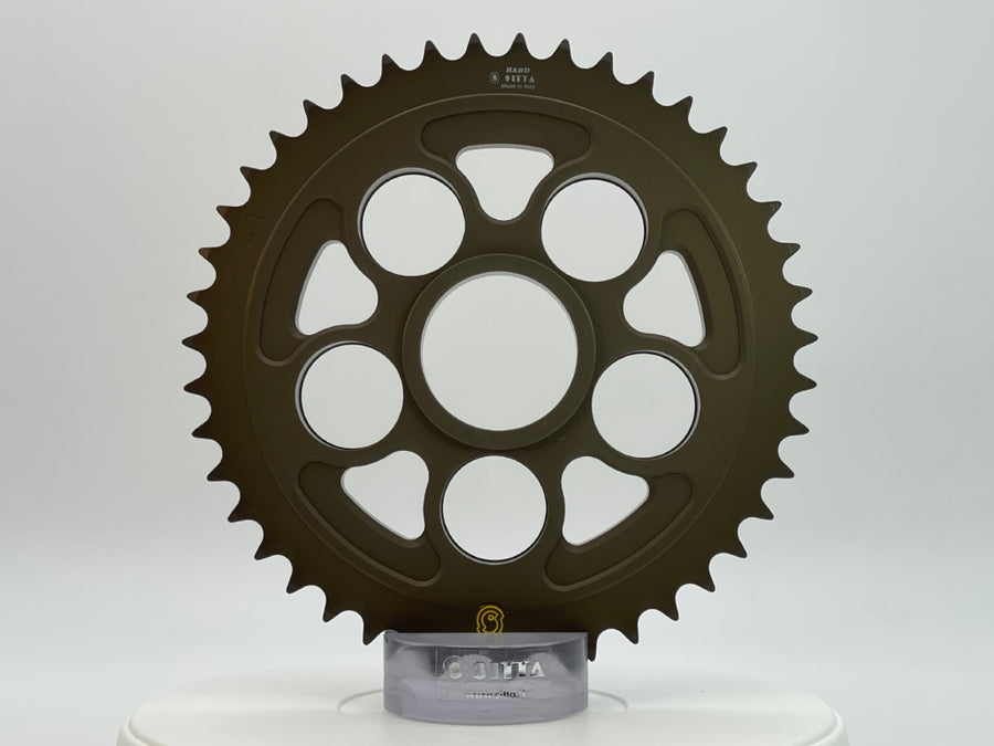 Sitta 205D rear sprocket and carrier series; illustration shows 525 pitch and 44 teeth. Supplied pitch and tooth count follow the selected variant.