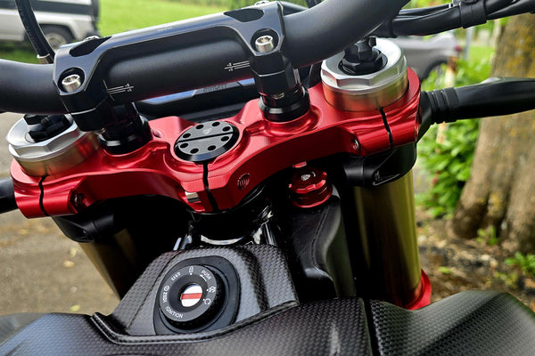 CNC RACING | Triple clamps Ducati Hypermotard 698 Mono - Top yoke 3