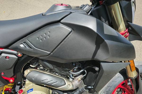 CNC RACING | Fuel tank side covers Ducati Hypermotard 698 Mono - Carbon 2