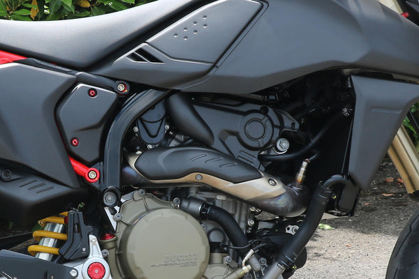 CNC RACING | Engine cover RH Ducati Hypermotard 698 Mono - Carbon 3