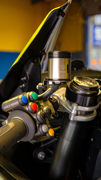 CNC RACING | Fluid tank 25 ml for front brake - Titanium 8