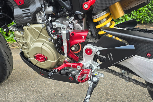 CNC RACING | Clutch slave cylinder mounting plate Ducati 2