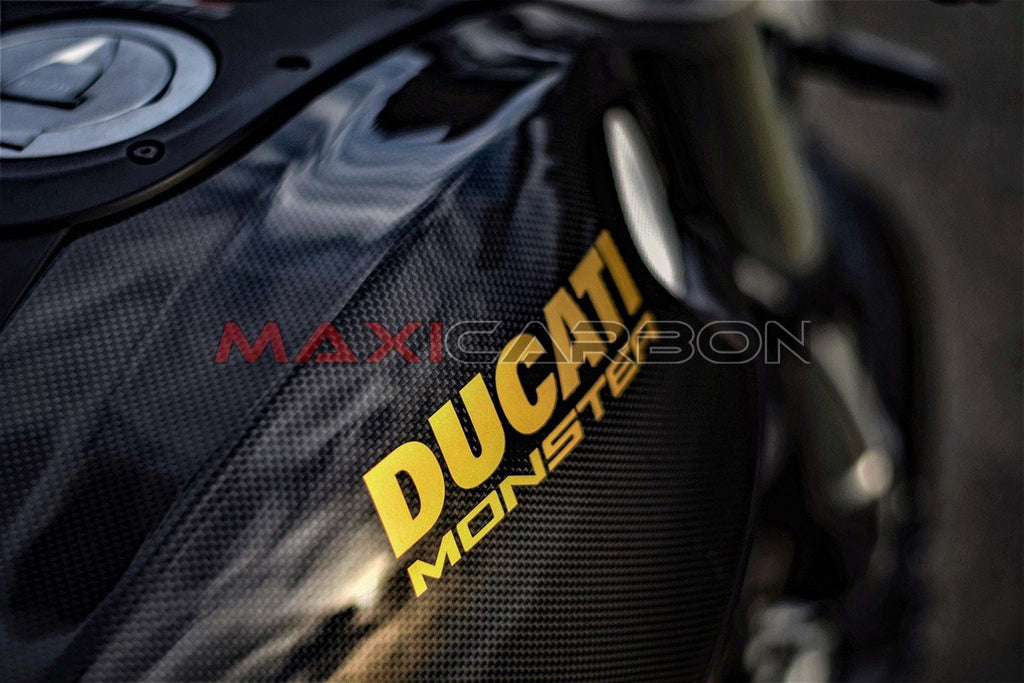Maxicarbon Ducati-Monster-696-Maxicarbon-Gianrico-Switzerland-1