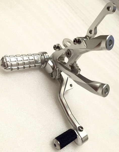 MOTOCORSE FOOTPEGS KIT WITH TITANIUN SCREWS SILVER ANODIZED STANDARD SHIFT